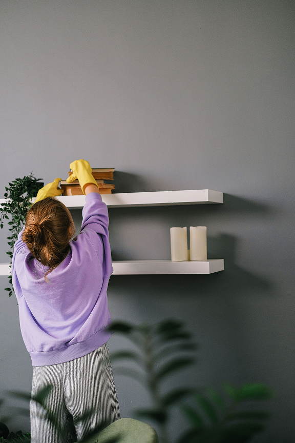 Move-out cleaning of an empty home